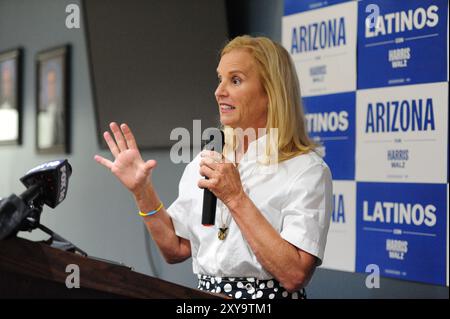 Phoenix, Stati Uniti. 28 agosto 2024. Kerry Kennedy parla in una conferenza stampa al Teamsters Union Local 104 a Phoenix, Arizona, il 28 agosto 2024, mentre si stava facendo campagna per il biglietto presidenziale Kamala Harris-Tim Walz. Insieme all'attivista per i diritti civili Dolores Huerta e ai leader del lavoro, Kennedy ha criticato l'agenda del progetto 2025, che secondo loro avrebbe ostacolato l'organizzazione sindacale e aumentato le tasse sulle famiglie lavoratrici. La sua visita arriva dopo che suo fratello, Robert Kennedy Jr., ha sospeso la sua campagna presidenziale negli stati di swing la scorsa settimana e ha appoggiato l'ex presidente Donald Trump. Credito: Eduardo barra Foto Stock