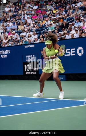 Naomi Osaka (JPN) gareggia nel primo turno degli US Open Tennis 2024. Foto Stock