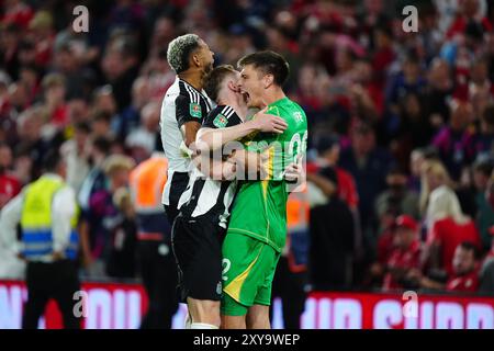 Sean Longstaff (centro) del Newcastle United celebra con i compagni di squadra Joelinton (a sinistra) e Nick Pope dopo la vittoria della loro squadra nel secondo turno della Carabao Cup al City Ground di Nottingham. Data foto: Mercoledì 28 agosto 2024. Foto Stock