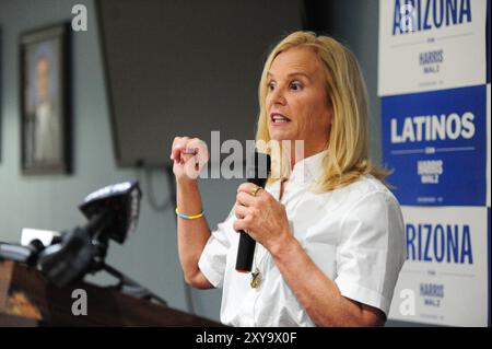 Phoenix, Stati Uniti. 28 agosto 2024. Kerry Kennedy parla in una conferenza stampa al Teamsters Union Local 104 a Phoenix, Arizona, il 28 agosto 2024, mentre si stava facendo campagna per il biglietto presidenziale Kamala Harris-Tim Walz. Insieme all'attivista per i diritti civili Dolores Huerta e ai leader del lavoro, Kennedy ha criticato l'agenda del progetto 2025, che secondo loro avrebbe ostacolato l'organizzazione sindacale e aumentato le tasse sulle famiglie lavoratrici. La sua visita arriva dopo che suo fratello, Robert Kennedy Jr., ha sospeso la sua campagna presidenziale negli stati di swing la scorsa settimana e ha appoggiato l'ex presidente Donald Trump. Credito: Eduardo barra Foto Stock