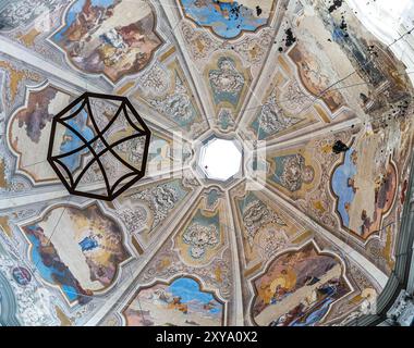 Cupola ottagonale e lanterna a soffitto all'interno della Chiesa di Santa Caterina da Siena, architettura barocca, nel quartiere Venezia nuova, a Livorno, Italia Foto Stock