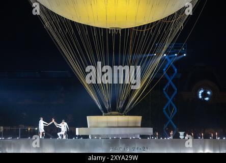 Parigi, Francia. 28 agosto 2024. Paralimpiadi, Parigi 2024, cerimonia di apertura, Place de la Concorde. La fiamma paralimpica si accende in un calderone sotto un pallone. Dal 28.08.2024 all'08.09.2024, oltre 4.400 atleti provenienti da tutto il mondo parteciperanno alle Paralimpiadi paralimpiche di Parigi 2024. Crediti: Jens Büttner/dpa/Alamy Live News Foto Stock