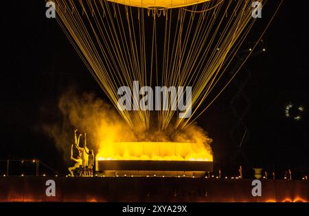 Parigi, Francia. 28 agosto 2024. Paralimpiadi, Parigi 2024, cerimonia di apertura, Place de la Concorde. La fiamma paralimpica si accende in un calderone sotto un pallone. Dal 28.08.2024 all'08.09.2024, oltre 4.400 atleti provenienti da tutto il mondo parteciperanno alle Paralimpiadi paralimpiche di Parigi 2024. Crediti: Jens Büttner/dpa/Alamy Live News Foto Stock