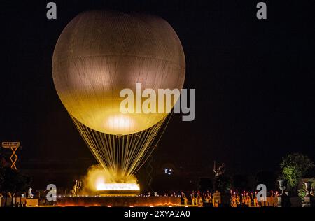 Parigi, Francia. 28 agosto 2024. Paralimpiadi, Parigi 2024, cerimonia di apertura, Place de la Concorde. La mongolfiera con la fiamma paralimpica sorge durante la cerimonia di apertura dei Giochi estivi paralimpici vicino a Place de la Concorde. Crediti: Jens Büttner/dpa/Alamy Live News Foto Stock