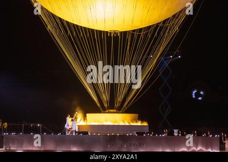 Parigi, Francia. 28 agosto 2024. Paralimpiadi, Parigi 2024, cerimonia di apertura, Place de la Concorde. La fiamma paralimpica si accende in un calderone sotto un pallone. Dal 28.08.2024 all'08.09.2024, oltre 4.400 atleti provenienti da tutto il mondo parteciperanno alle Paralimpiadi paralimpiche di Parigi 2024. Crediti: Jens Büttner/dpa/Alamy Live News Foto Stock