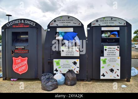 Tre contenitori per il riciclaggio di vestiti e scarpe. Foto Stock