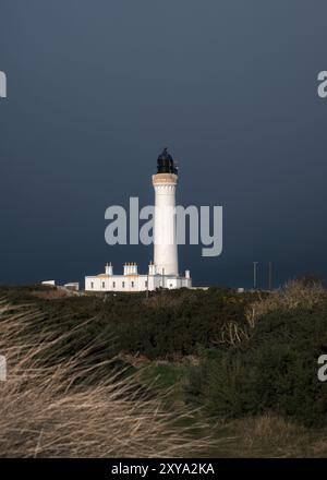 Faro sull'oceano Atlantico cielo tempestoso con nuvole in inverno. Faro di Covesea, Scozia. Foto di alta qualità Foto Stock