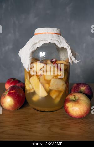 Aceto di sidro di mele. Creazione di aceto di mele, aceto super sano fatto di rifiuti di mele Foto Stock