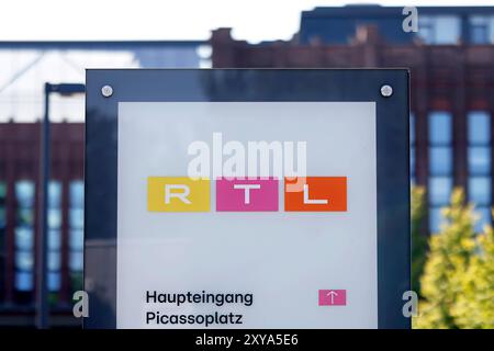 Ein Schild am Eingang zur RTL-Zentrale in Köln mit RTL-Logo in Deutz am Picassoplatz. Themenbild, Symbolbild Köln, 27.08.2024 NRW Deutschland *** Un cartello all'ingresso della sede centrale RTL a Colonia con il logo RTL a Deutz a Picassoplatz immagine a tema, immagine simbolica Colonia, 27 08 2024 NRW Germania Copyright: XChristophxHardtx Foto Stock