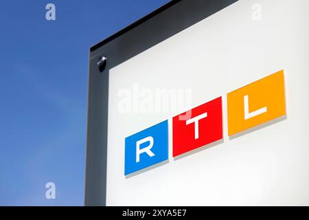 Ein Schild am Eingang zur RTL-Zentrale in Köln mit RTL-Logo in Deutz am Picassoplatz. Themenbild, Symbolbild Köln, 27.08.2024 NRW Deutschland *** Un cartello all'ingresso della sede centrale RTL a Colonia con il logo RTL a Deutz a Picassoplatz immagine a tema, immagine simbolica Colonia, 27 08 2024 NRW Germania Copyright: XChristophxHardtx Foto Stock