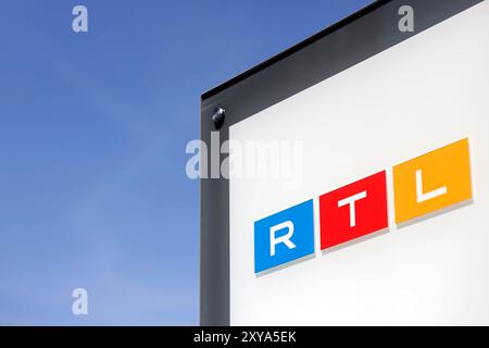 Ein Schild am Eingang zur RTL-Zentrale in Köln mit RTL-Logo in Deutz am Picassoplatz. Themenbild, Symbolbild Köln, 27.08.2024 NRW Deutschland *** Un cartello all'ingresso della sede centrale RTL a Colonia con il logo RTL a Deutz a Picassoplatz immagine a tema, immagine simbolica Colonia, 27 08 2024 NRW Germania Copyright: XChristophxHardtx Foto Stock