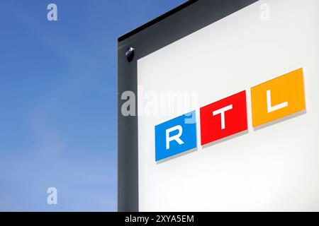 Ein Schild am Eingang zur RTL-Zentrale in Köln mit RTL-Logo in Deutz am Picassoplatz. Themenbild, Symbolbild Köln, 27.08.2024 NRW Deutschland *** Un cartello all'ingresso della sede centrale RTL a Colonia con il logo RTL a Deutz a Picassoplatz immagine a tema, immagine simbolica Colonia, 27 08 2024 NRW Germania Copyright: XChristophxHardtx Foto Stock