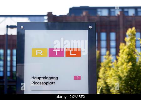 Ein Schild am Eingang zur RTL-Zentrale in Köln mit RTL-Logo in Deutz am Picassoplatz. Themenbild, Symbolbild Köln, 27.08.2024 NRW Deutschland *** Un cartello all'ingresso della sede centrale RTL a Colonia con il logo RTL a Deutz a Picassoplatz immagine a tema, immagine simbolica Colonia, 27 08 2024 NRW Germania Copyright: XChristophxHardtx Foto Stock