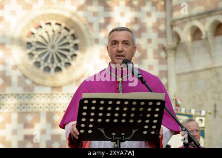 28 agosto 2024, l'aquila, Italia: L'arcivescovo metropolita dell'Aquila, monsignor ANTONIO D'ANGELO legge il capitolo della bolla di Papa Francesco ''Spes non confundit'' con la Basilica di Santa Maria di Collemaggio sullo sfondo in occasione del perdono Celestiniano a l'Aquila. Il perdono Celestino è un evento storico-religioso che si svolge annualmente a l'Aquila il 28 e 29 agosto ed è stato istituito da Papa Celestino V nel 1294 con l'emissione della bolla papale Inter sanctorum solemnia, con la quale ha concesso l'indulgenza plenaria a chiunque, hav Foto Stock