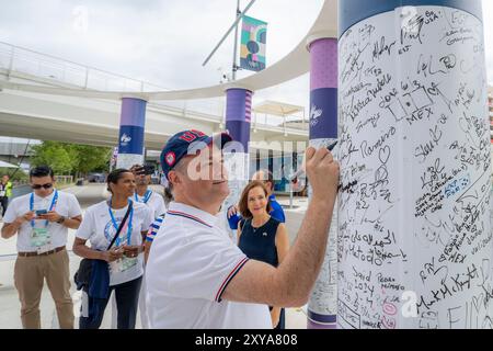 Parigi, Francia. 9 agosto 2024. Second Gentleman Doug Emhoff e membri della delegazione statunitense per il tour delle Olimpiadi del 2024 all'Athlete Village, venerdì 9 agosto 2024, a Parigi in Francia. (Foto di Katie Ricks) (immagine di credito: © White House/ZUMA Press Wire) SOLO PER USO EDITORIALE! Non per USO commerciale! Foto Stock