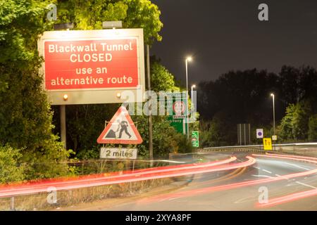 Londra, Regno Unito. 28 agosto 2024. Cartelli di chiusura con scritta bianca su sfondo rosso, 'Blackwall Tunnel CHIUSO , utilizzare un percorso alternativo ', avvisa i conducenti della chiusura del tunnel a causa di un incendio causato da un incidente all'interno del tunnel il mercoledì pomeriggio, che dovrebbe durare fino alle prime ore del giovedì a sud-est di Londra Inghilterra Regno Unito. Credito: Glosszoom/Alamy Live News Foto Stock