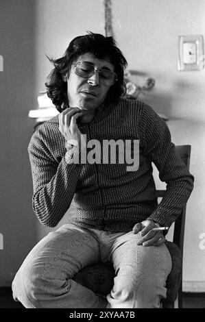 Il sassofonista argentino Leandro "Gato" Barbieri durante un'intervista a Buenos Aires, Argentina, 24 marzo 1971. Foto Stock