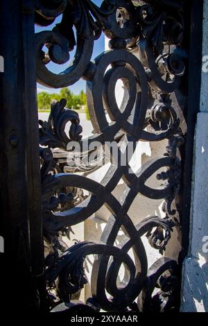 Particolare di un grande cancello in ferro battuto del castello di Schlosshof Foto Stock