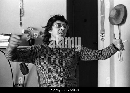 Il sassofonista argentino Leandro "Gato" Barbieri durante un'intervista a Buenos Aires, Argentina, 24 marzo 1971. Foto Stock