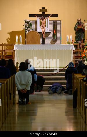 Venerazione della Santa Croce dopo la Santa messa nella Chiesa di San Giacomo a Medjugorje, Bosnia-Erzegovina. Foto Stock