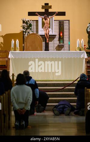 Venerazione della Santa Croce dopo la Santa messa nella Chiesa di San Giacomo a Medjugorje, Bosnia-Erzegovina. Foto Stock