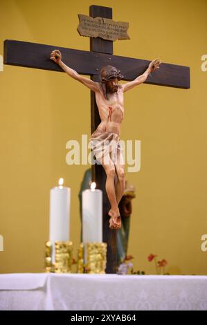 Venerazione della Santa Croce dopo la Santa messa nella Chiesa di San Giacomo a Medjugorje, Bosnia-Erzegovina. Foto Stock