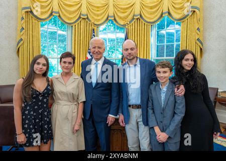 Washington, DC, USA. 15 agosto 2024. Il presidente Joe Biden incontra Vladimir Kara-Murza e la sua famiglia, giovedì 15 agosto 2024, nell'ufficio ovale della Casa Bianca. (Foto di Oliver Contreras) (immagine di credito: © White House/ZUMA Press Wire) SOLO PER USO EDITORIALE! Non per USO commerciale! Foto Stock