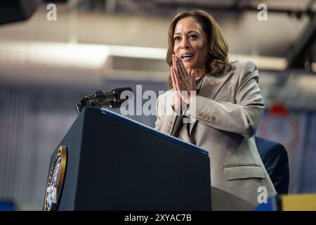 Largo, Maryland, Stati Uniti. 15 agosto 2024. Il Presidente Joe Biden e il Vice Presidente KAMALA HARRIS hanno espresso osservazioni sulla riduzione dei costi per il popolo americano in occasione di un annuncio di farmaci da prescrizione medica, giovedì 15 agosto 2024, a largo, Maryland. (Credit Image: © Lawrence Jackson/White House/ZUMA Press Wire) SOLO PER USO EDITORIALE! Non per USO commerciale! Foto Stock