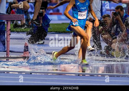 Parigi, Ile de France, Francia. 5 agosto 2024. OSAMA ZOGHLAMI (ITA), partecipa al primo turno di Steeplechase maschile 3000m allo Stade de France durante le Olimpiadi estive di Parigi 2024 a Parigi, Francia. (Credit Image: © Walter Arce/ZUMA Press Wire) SOLO PER USO EDITORIALE! Non per USO commerciale! Foto Stock