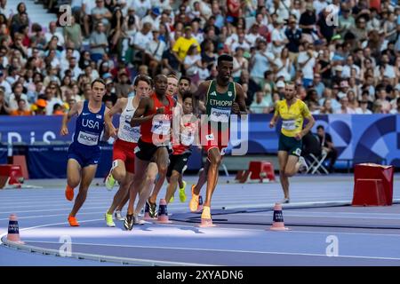 Parigi, Ile de France, Francia. 5 agosto 2024. LAMECHA GIRMA (ETH) dell'Etiopia, gareggia nella prima giornata Steeplechase maschile di 3000 m allo Stade de France Stadium durante le Olimpiadi estive di Parigi 2024 a Parigi, Francia. (Credit Image: © Walter Arce/ZUMA Press Wire) SOLO PER USO EDITORIALE! Non per USO commerciale! Foto Stock