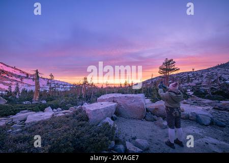 Un tramonto che vale la pena fotografare, a Twin Lakes. Desolation Wilderness California. Foto Stock