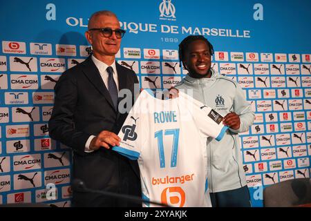 Marsiglia, Francia. 28 agosto 2024. Nuovo giocatore dell'Olympique de Marseille, Jonathan Rowe (R) durante la presentazione alla stampa di Fabrizio Ravanelli (L). Jonathan Rowe, 21 anni, che gioca come attaccante, è in prestito all'Olympique de Marseille dal club inglese Norwich. È stato presentato alla stampa da Fabrizio Ravanelli, ex giocatore di Marsiglia e attuale consulente sportivo. Credito: SOPA Images Limited/Alamy Live News Foto Stock