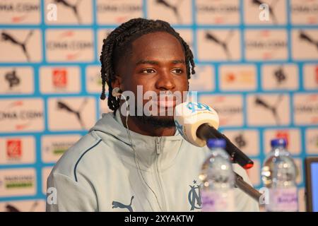 Marsiglia, Francia. 28 agosto 2024. Jonathan Rowe, nuovo giocatore dell'Olympique de Marseille, parla durante la sua presentazione alla stampa. Jonathan Rowe, 21 anni, che gioca come attaccante, è in prestito all'Olympique de Marseille dal club inglese Norwich. È stato presentato alla stampa da Fabrizio Ravanelli, ex giocatore di Marsiglia e attuale consulente sportivo. (Foto di Denis Thaust/SOPA Images/Sipa USA) credito: SIPA USA/Alamy Live News Foto Stock