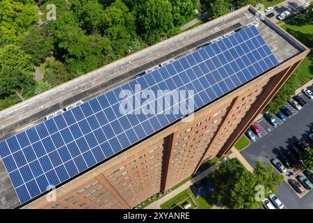 Pannelli fotovoltaici solari installati sulla sommità di edifici residenziali per la produzione di energia elettrica ecologica pulita. Energia elettrica rinnovabile con Foto Stock