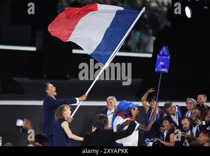 Parigi, Francia. 28 agosto 2024. I membri della delegazione francese arrivano per la cerimonia di apertura dei Giochi Paralimpici di Parigi 2024 a Parigi, Francia, 28 agosto 2024. Crediti: Gao Jing/Xinhua/Alamy Live News Foto Stock