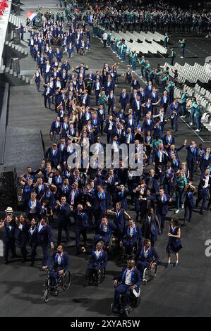 Parigi, Francia. 28 agosto 2024. I membri della delegazione francese arrivano per la cerimonia di apertura dei Giochi Paralimpici di Parigi 2024 a Parigi, Francia, 28 agosto 2024. Crediti: Hou Zhaokang/Xinhua/Alamy Live News Foto Stock
