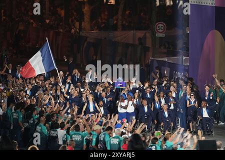 Parigi, Francia. 28 agosto 2024. I membri della delegazione francese arrivano per la cerimonia di apertura dei Giochi Paralimpici di Parigi 2024 a Parigi, Francia, 28 agosto 2024. Crediti: Xiong Qi/Xinhua/Alamy Live News Foto Stock