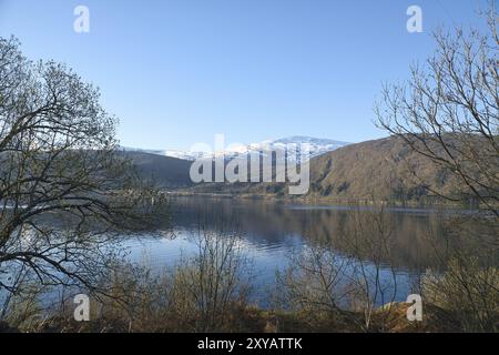 Nordfjord in Norvegia. Vista sulle montagne innevate. Deserto in Scandinavia, al sole. Foto del paesaggio da nord Foto Stock