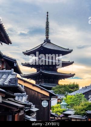 Tempio Hokan-ji, Pagoda Yasaka, in via Ninenzaka, a Kyoto, Giappone Foto Stock