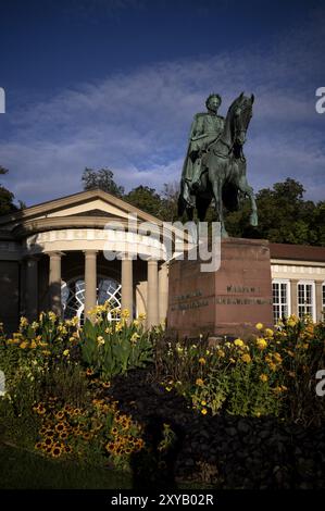 Statua equestre del re Guglielmo i di fronte a Grosser Kursaal, Koenigsplatz, Bad Cannstatt, Stoccarda, Baden-Wuerttemberg, Germania, Europa Foto Stock