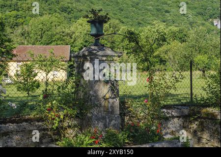 Vecchio storico in disuso essiccato essiccato essiccato essiccato essiccato essiccato ben prima approvvigionamento di acqua potabile pulita cibo oggi piante fiori Foto Stock