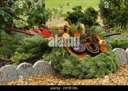 Sistemazione del cimitero, sistemazione floreale del cimitero Foto Stock