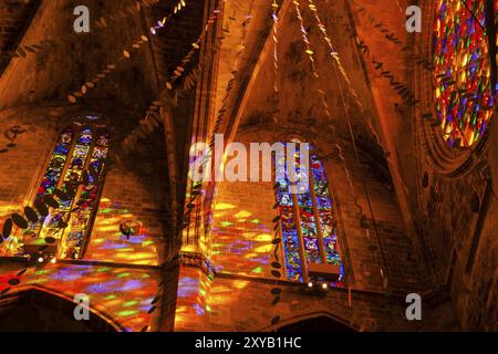 Giochi di luce provocati dal grande rosetone, Cattedrale di Maiorca, XIII secolo, monumento storico-artistico, Palma, maiorca, isole baleari, spagna Foto Stock