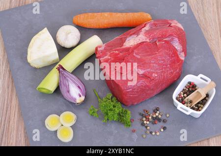 Filetto di manzo con zuppa di verdure Foto Stock