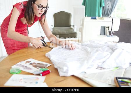 Designer di moda donna che lavorano su i suoi disegni in studio Foto Stock