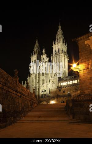 Vista della Cattedrale di Santiago de Compostela di notte. Cattedrale di San Giacomo in pellegrinaggio. Piazza Obradoiro, Galizia, Spagna, Europa Foto Stock