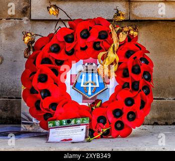 Colorato Poppy Wreath Royal Navy War Memorial Hoe Plymouth, Devon, Inghilterra. Memoriale eretto nel 1924. Ghirlanda per l'incrociatore leggero HMS Gloucester affondato WW2 B. Foto Stock