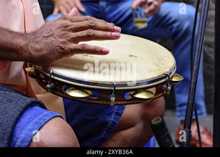 Il tamburello giocato da un ritimist durante una performance di samba a Rio de Janeiro Foto Stock