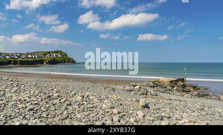 Pebble Beach a Borth vicino Aberystwyth, Ceredigion, Dyfed, Galles, Regno Unito Foto Stock