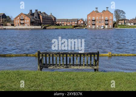 Oulton Broad, Suffolk, Inghilterra, Regno Unito, 5 aprile, 2018: panca allagata sulla riva dell'Oulton Broad Foto Stock